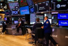 Wall Street retrocede ante señales de debilidad en EE. UU.