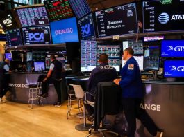 Wall Street retrocede ante señales de debilidad en EE. UU.