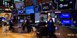 Wall Street retrocede ante señales de debilidad en EE. UU.