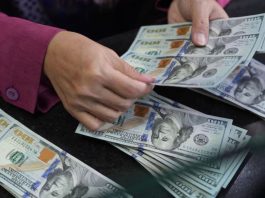 Dólar cierra en S/ 3,4338 mientras economía peruana crece 3,23%