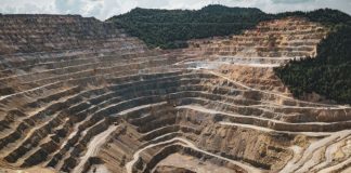 Canadá invertirá US$ 712 millones en carreteras para impulsar proyectos mineros Canadá financiará carreteras para facilitar el acceso a yacimientos de níquel, cobre y otros minerales críticos.