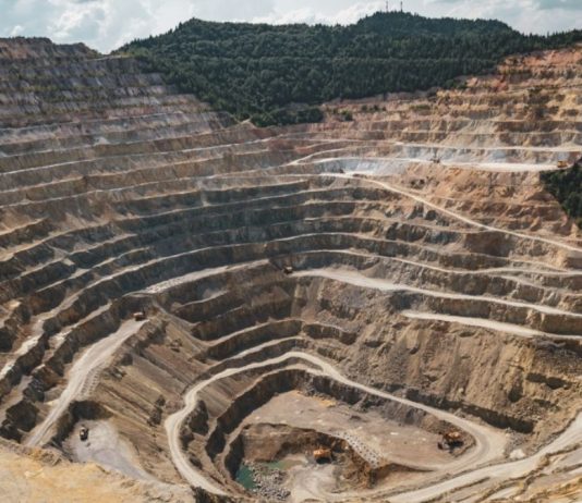 Canadá invertirá US$ 712 millones en carreteras para impulsar proyectos mineros Canadá financiará carreteras para facilitar el acceso a yacimientos de níquel, cobre y otros minerales críticos.