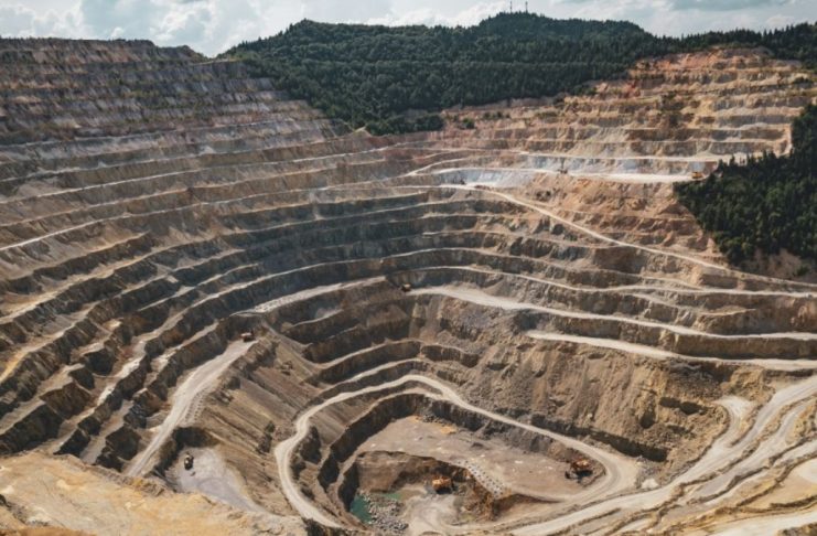 Canadá financiará carreteras para facilitar el acceso a yacimientos de níquel, cobre y otros minerales críticos.