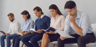 IPE: El empleo crece, pero persisten la informalidad y la caída del empleo juvenil